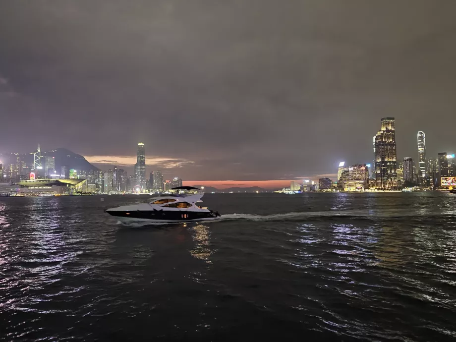 Vista do Victoria Harbour a partir do East Coast Park