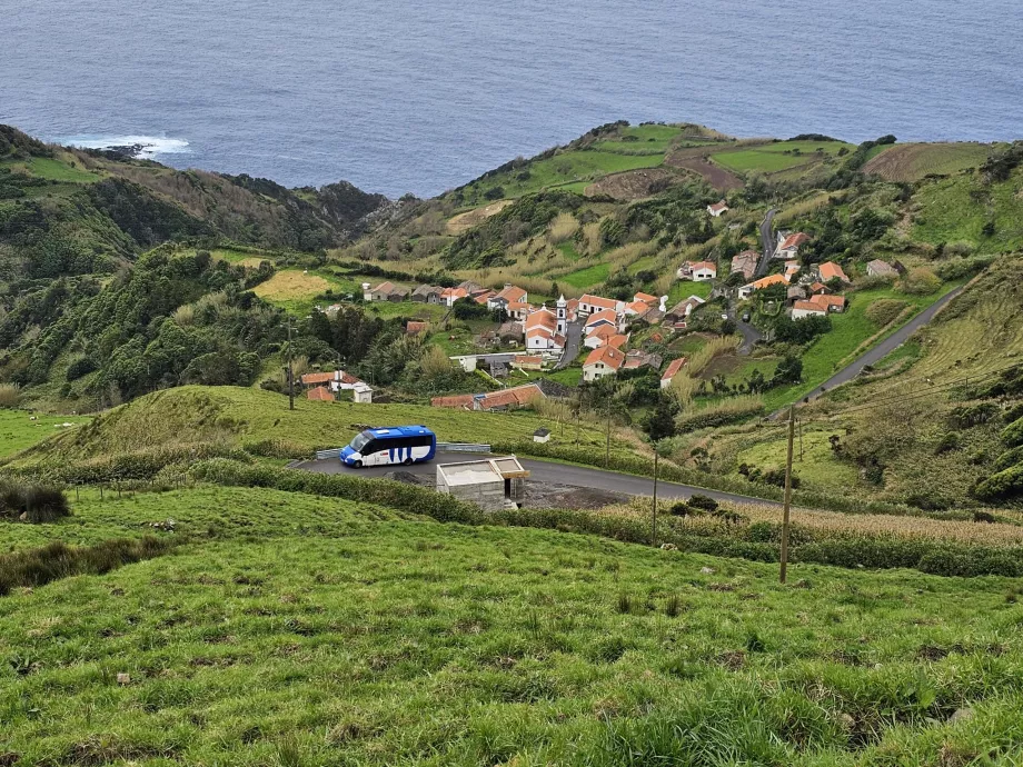 Autocarro sobre a aldeia de Lajedo