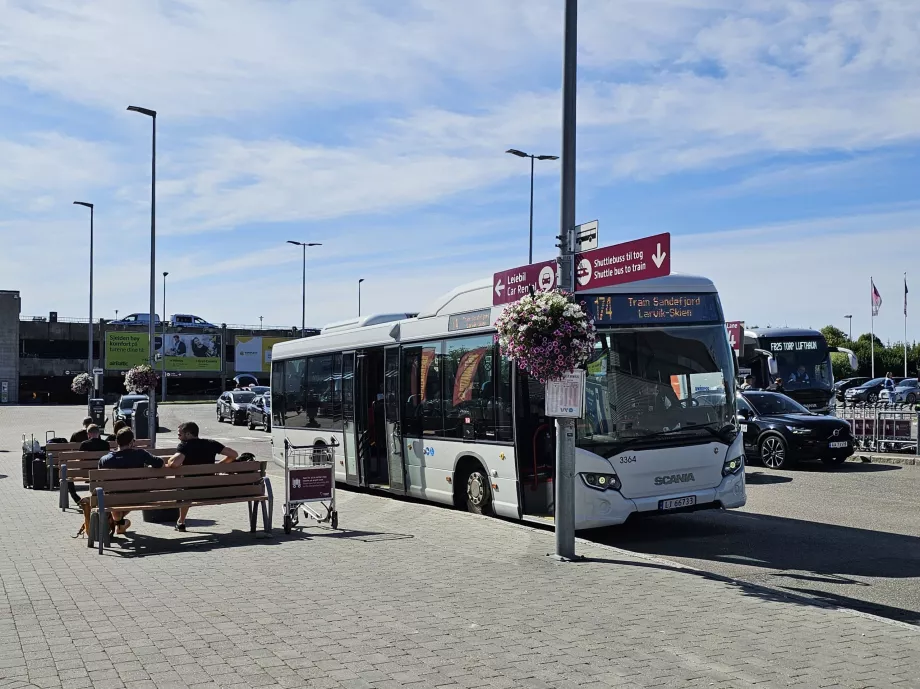 Autocarro shuttle para a estação de comboios de Torp