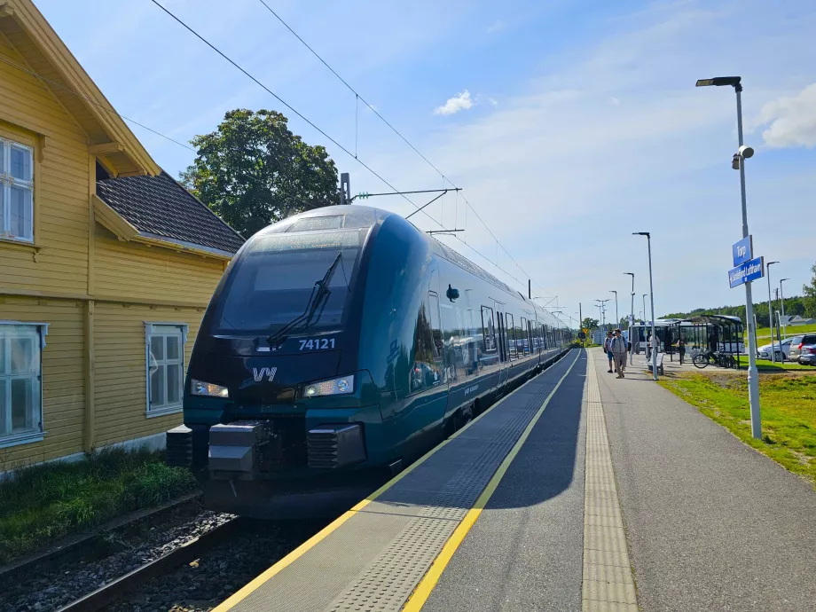 Comboio na estação de Torp