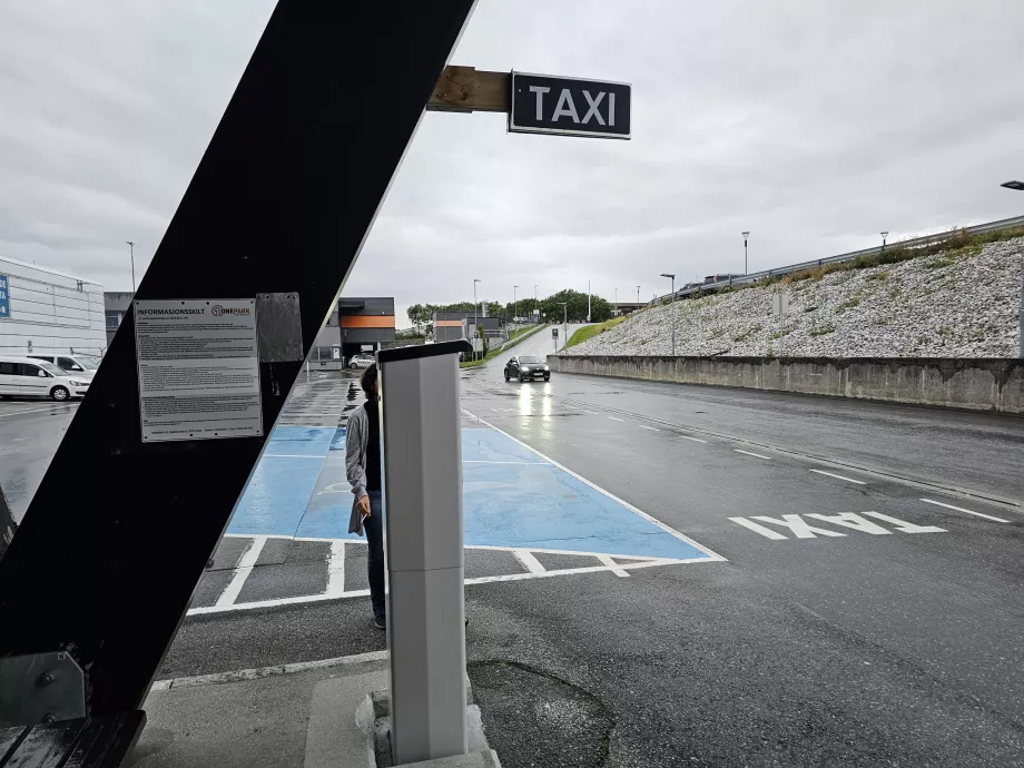 Praça de táxis, aeroporto de Molde