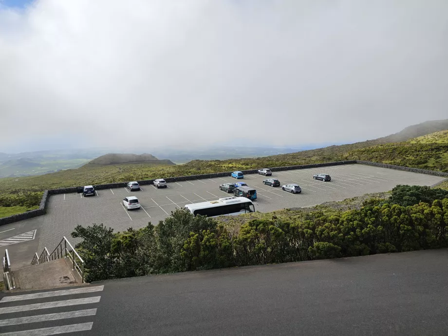 Estacionamento sob a cabana de montanha