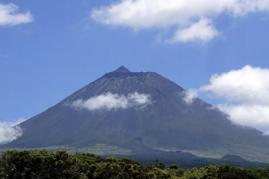 Pico com topo proeminente e pontiagudo Piquinho