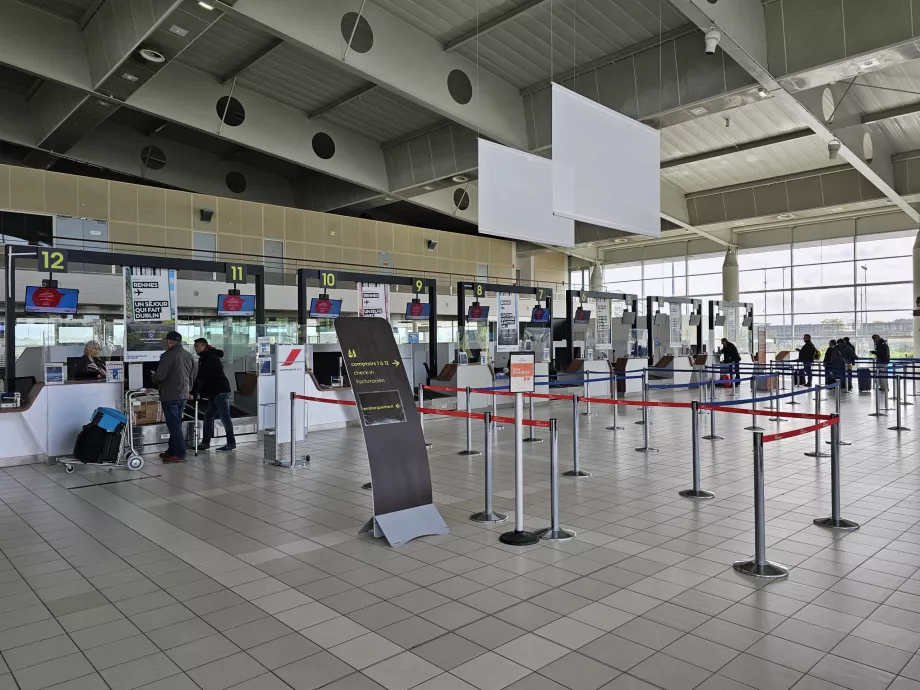 Sala de check-in do aeroporto de Rennes