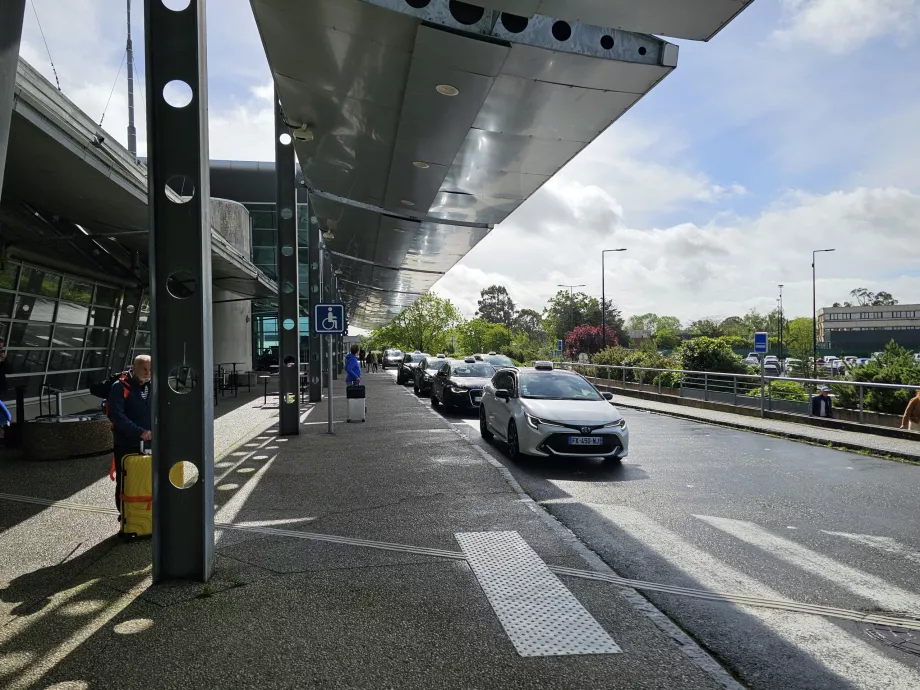 Praça de táxis, aeroporto de Rennes