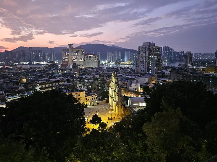 Vista nocturna das Ruínas de São Paulo