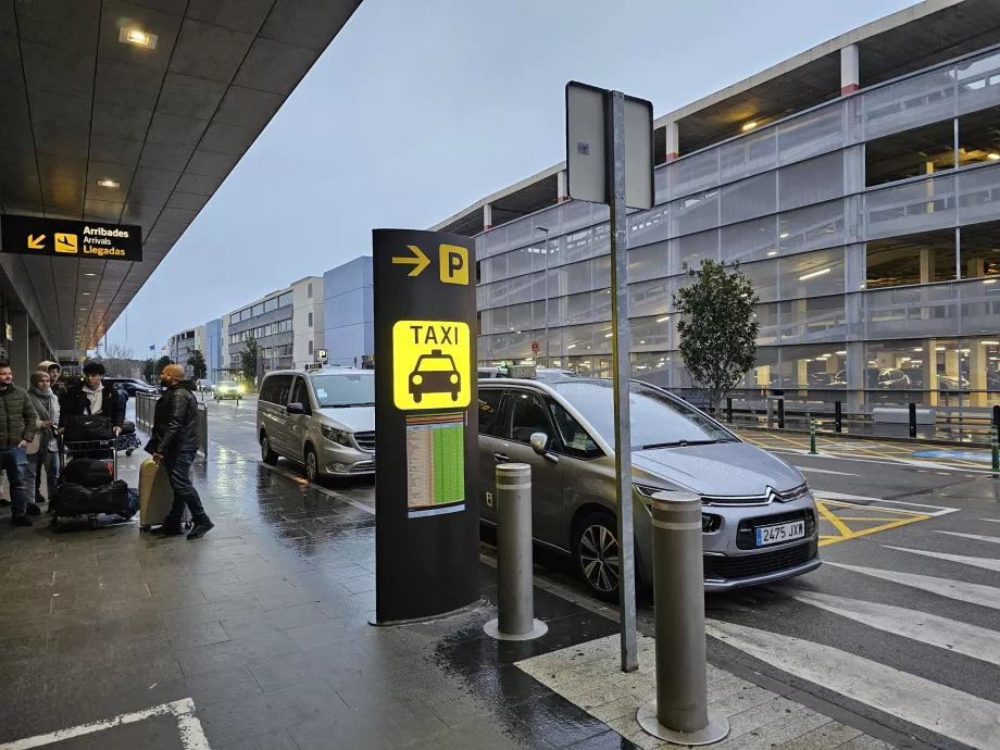 Praça de táxis à porta do aeroporto de Girona