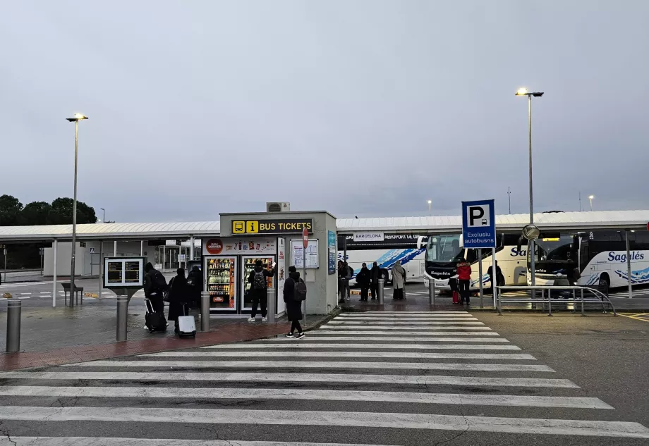 Estação de autocarros em frente ao terminal