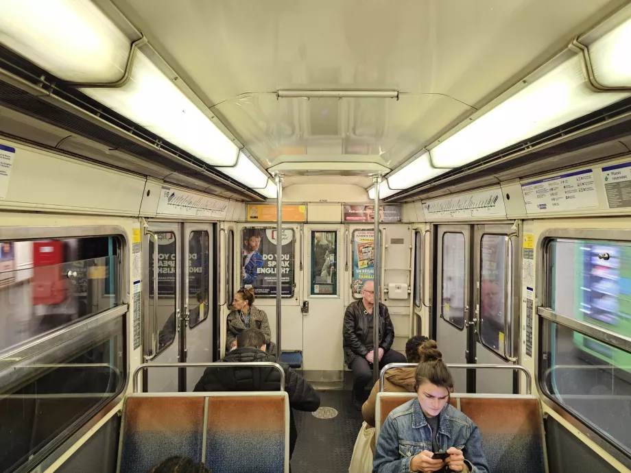 Interior de antigos comboios de metro