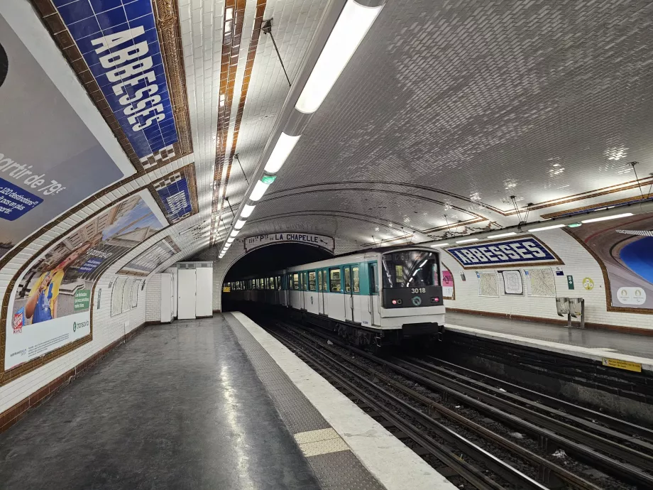 Comboio do metro na estação de Abbesses