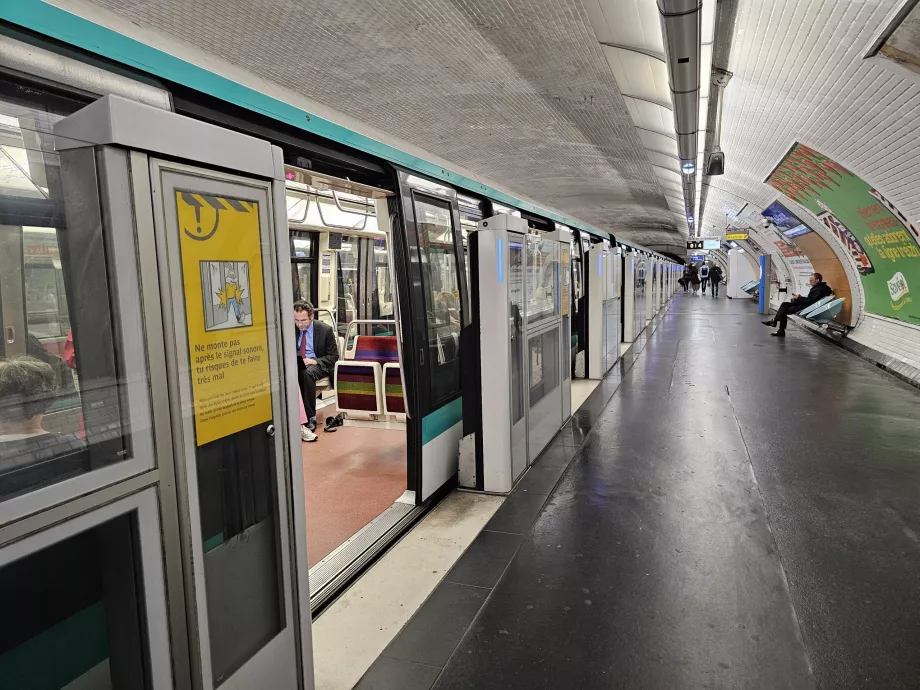 Estação de metro com barreiras para os novos comboios