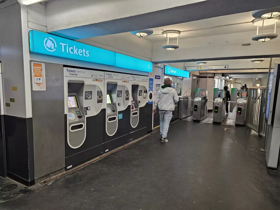 Existem máquinas de venda automática de bilhetes em todas as estações de metro