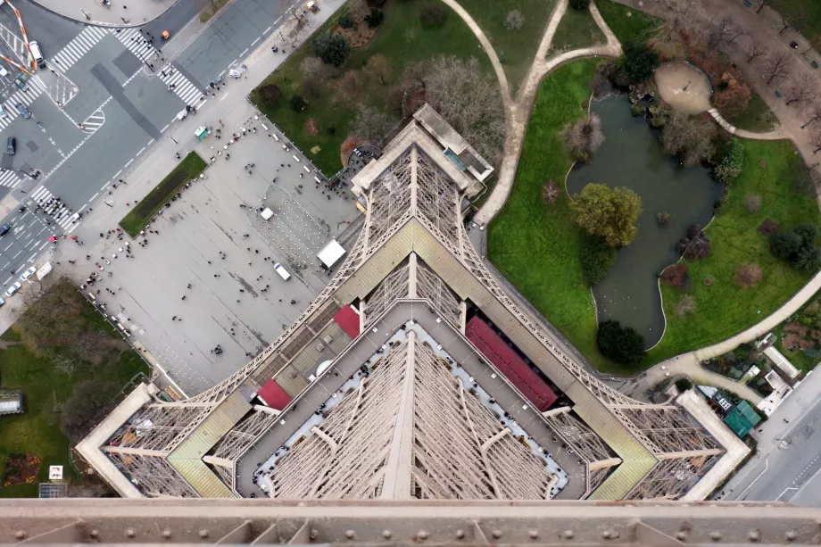 Torre Eiffel com vista para baixo