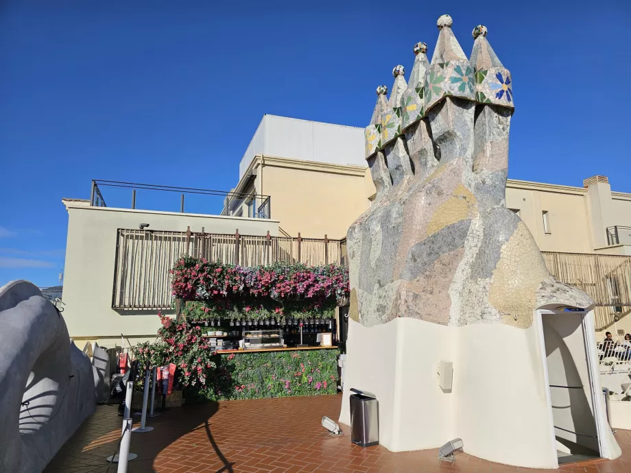 Terraço e bar, no telhado da Casa Battlo