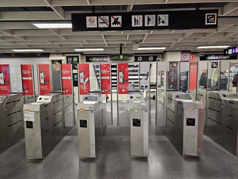 Torniquetes à entrada do metro