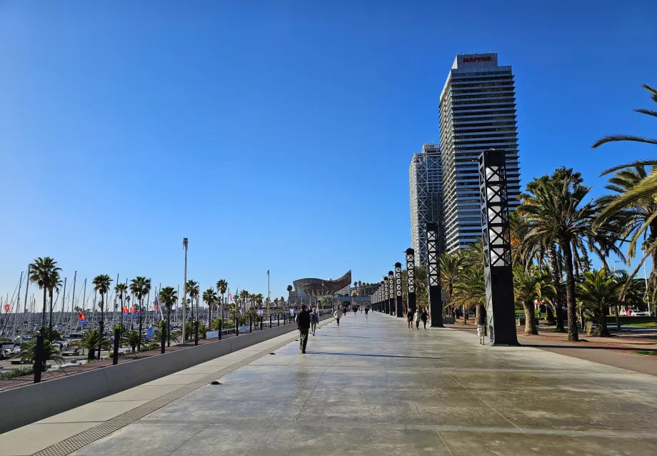 Passeio marítimo ao longo da praia de Bogatell