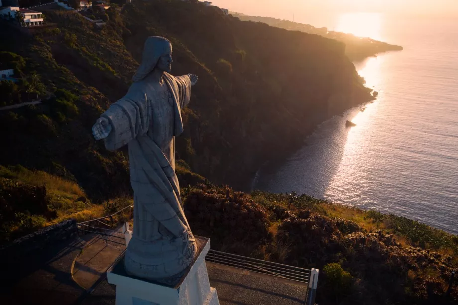 Estátua de Cristo em Garajau