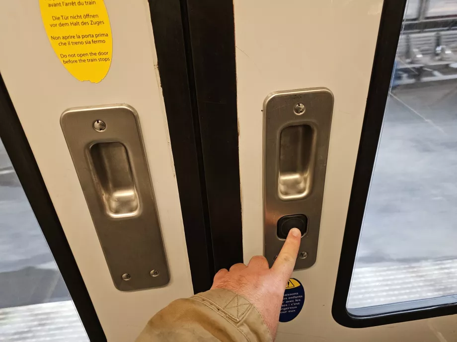 Botão preto de abertura da porta em alguns conjuntos RER