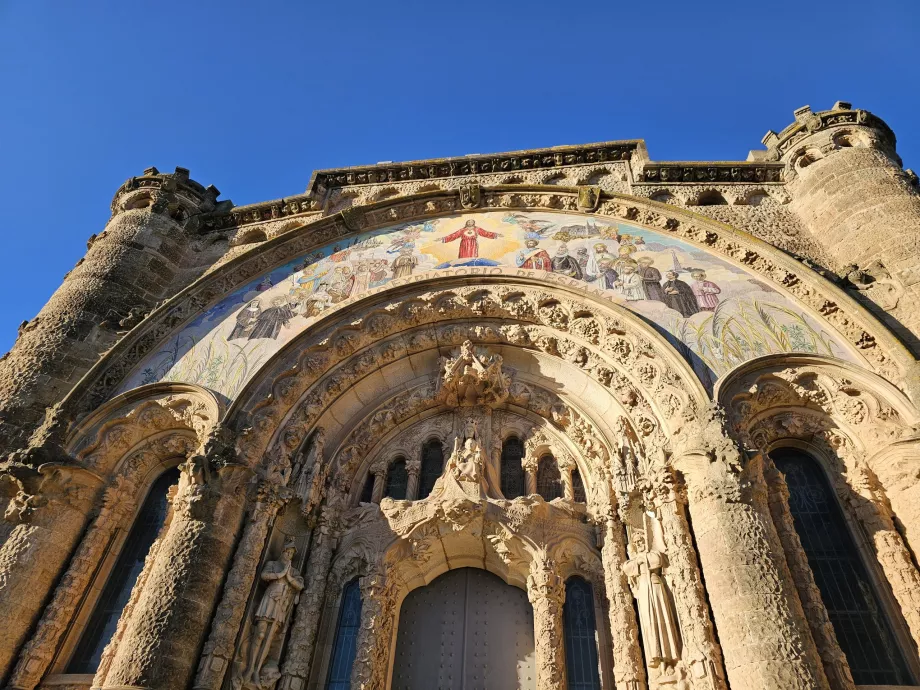 Pormenor do portal do templo de Tibidabo