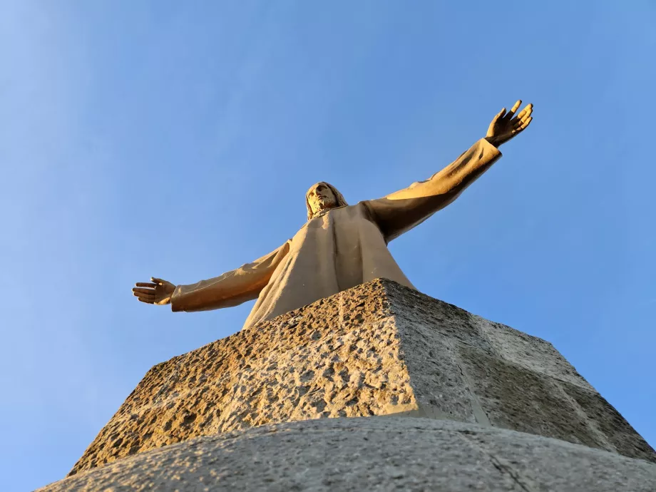 A estátua de Cristo no topo da torre do templo