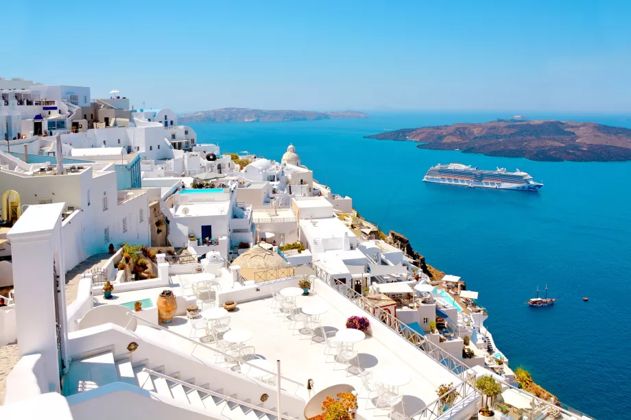 Navio de cruzeiro em Fira