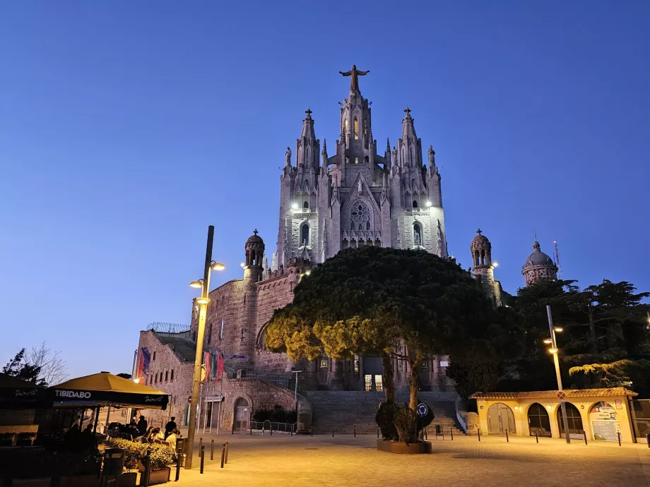 Templo de Tibidiabo no escuro