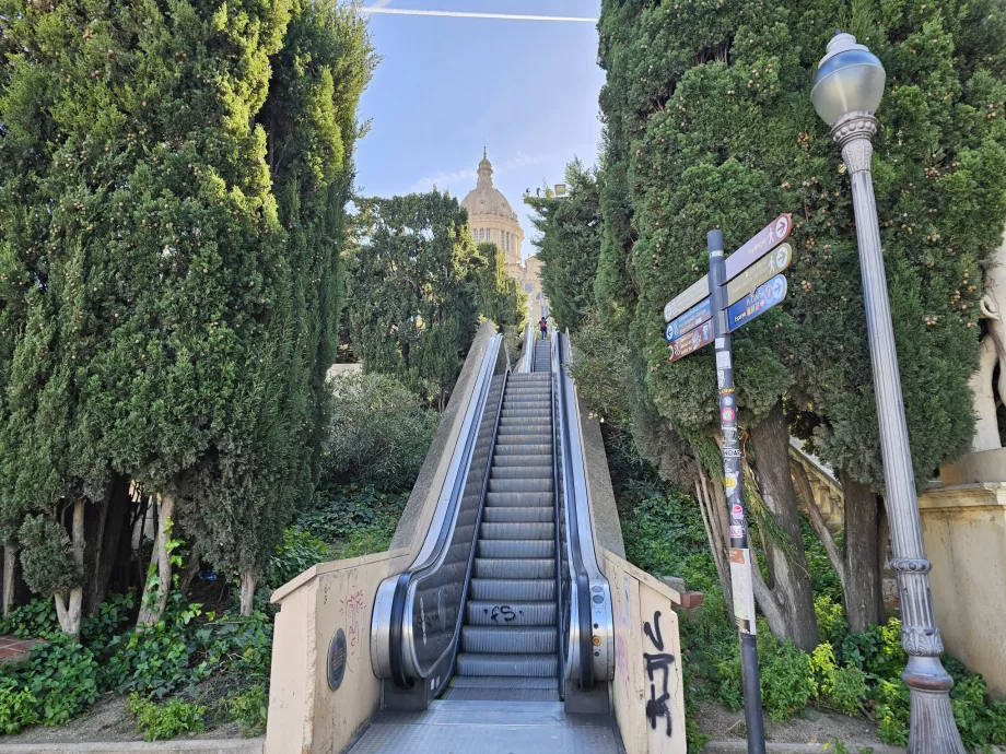 Escadas rolantes para o Palau Nacional