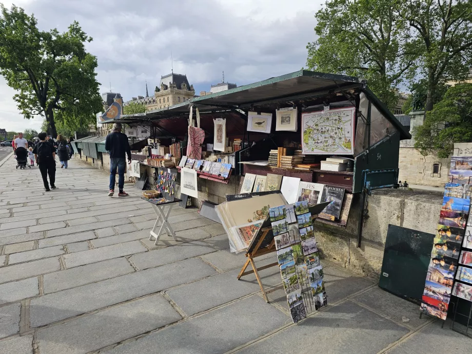 Venda de livros no Quartier Latin