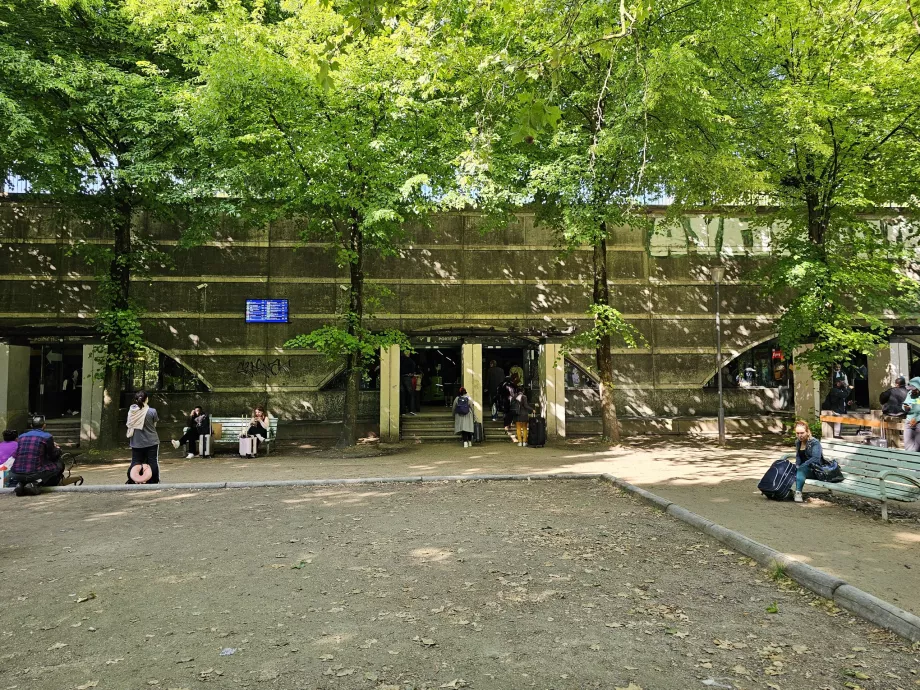 Entrada da estação de autocarros de Bercy