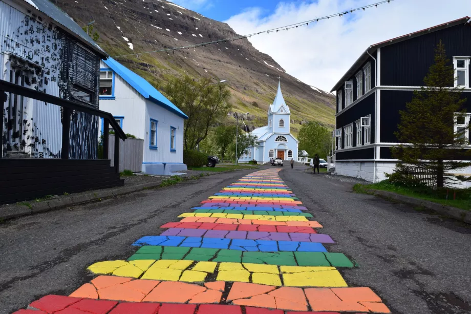 Viagem colorida de Seydisfjördur