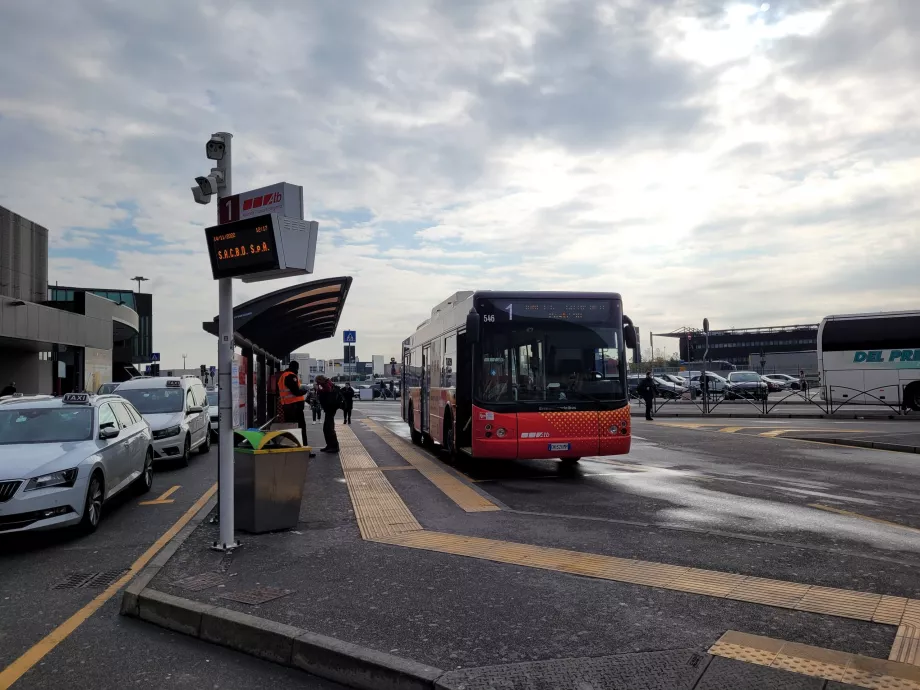 Paragem de autocarro em direção a Bergamo