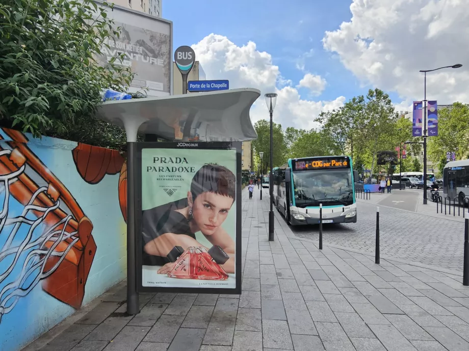 Paragem de autocarro 350 em Porte de la Chapelle