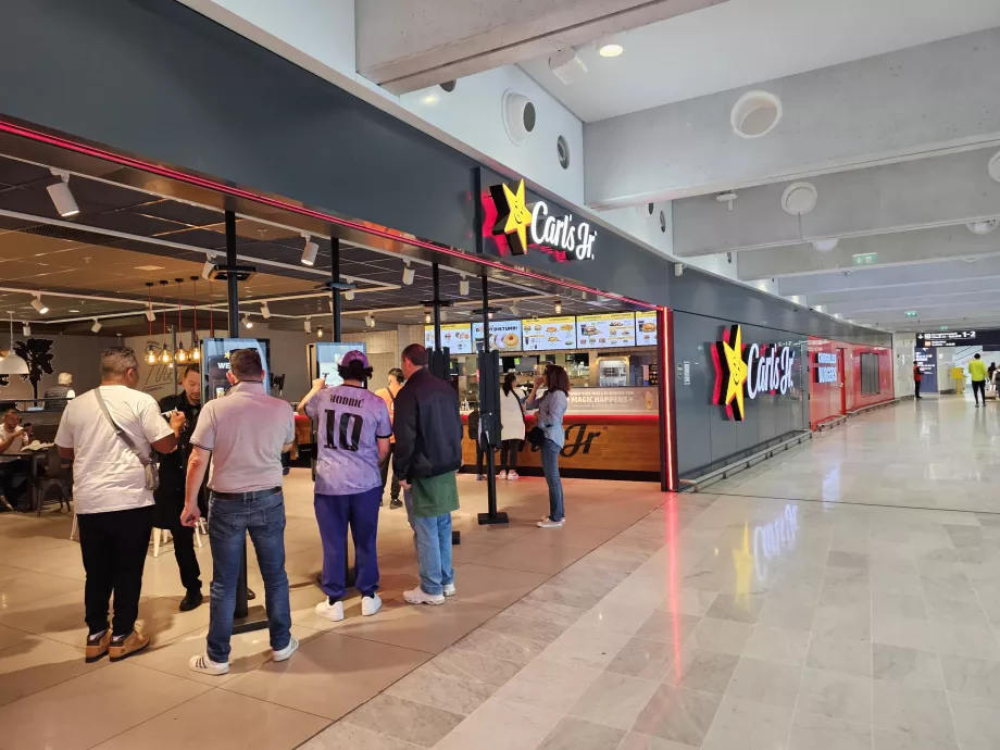 Carls Jr., Terminal 2D, área pública