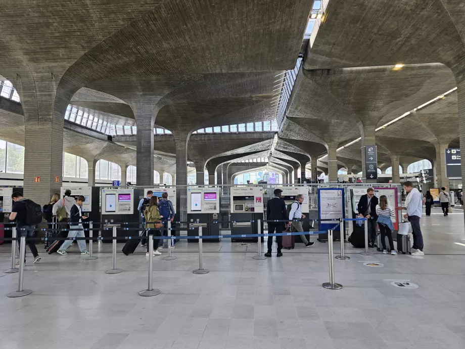 Máquinas de venda automática de bilhetes de transportes públicos na estação de Roissypole