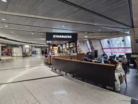 Starbucks, Terminal 1, área pública