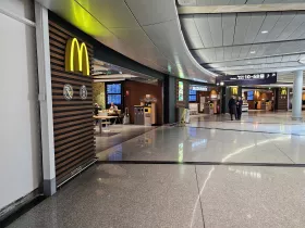 McDonald's, Terminal 1, área pública