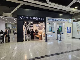 Supermercado e câmbio de moeda no átrio de chegadas do Terminal 1