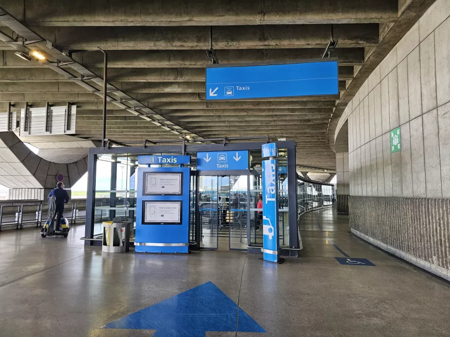 Paragem de táxis em frente ao átrio das chegadas, Terminal 1