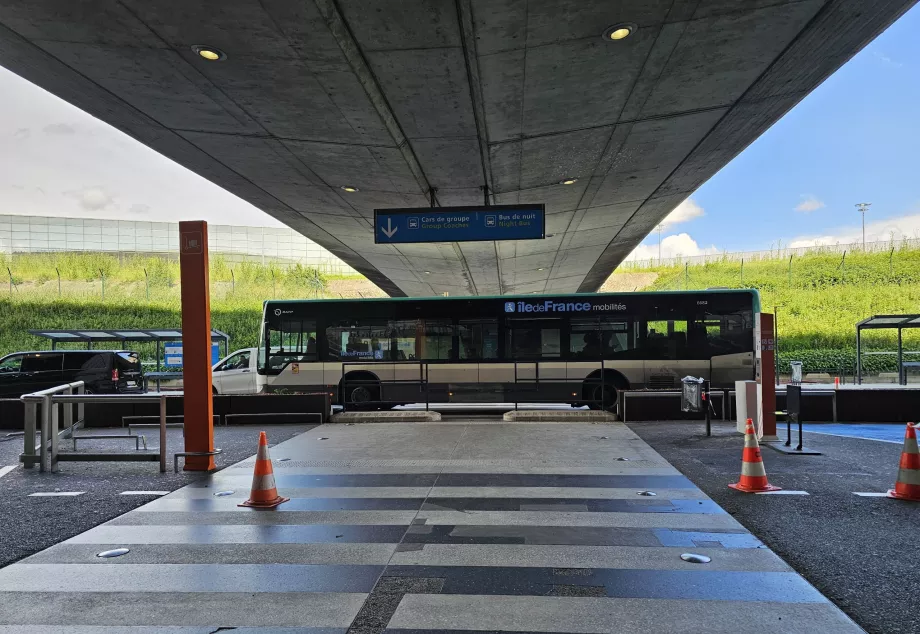 Autocarro número 350 em frente ao Terminal 1