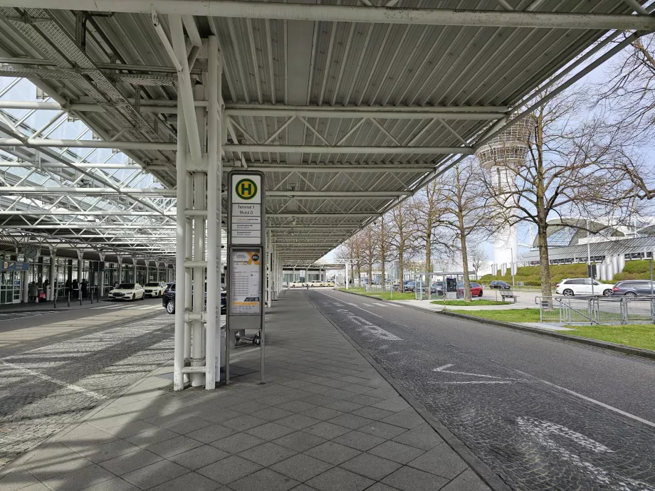 Paragem do Lufthansa CityBus em frente ao Terminal 1