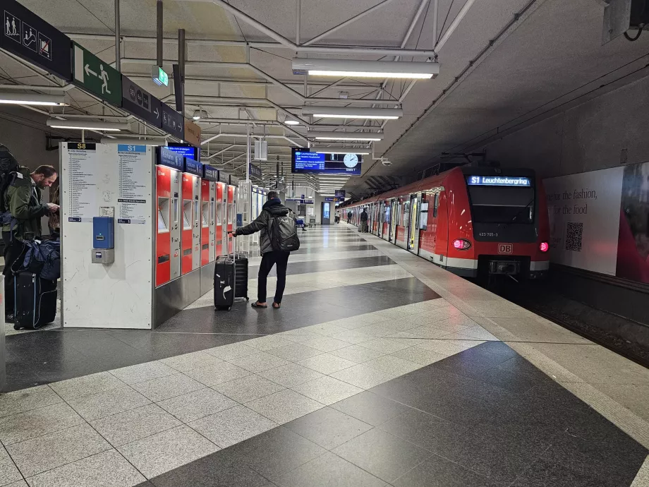 Máquinas de venda automática de bilhetes na plataforma