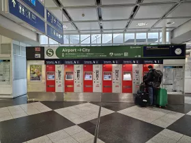 Máquinas de venda automática de bilhetes de transportes públicos em frente à entrada da plataforma