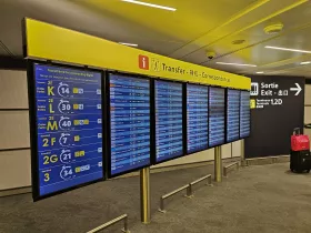 Informações sobre os transbordos entre voos no Terminal 2