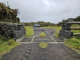Estrada secundária no meio da ilha