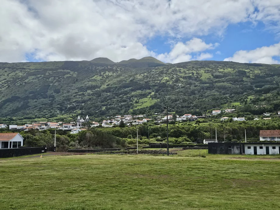 Aldeia da Prainha sob a serra