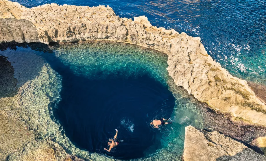 Buraco azul para um mar calmo