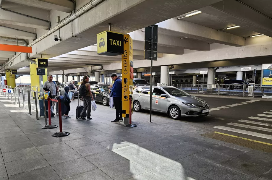 Paragem de táxis em frente ao átrio de chegadas