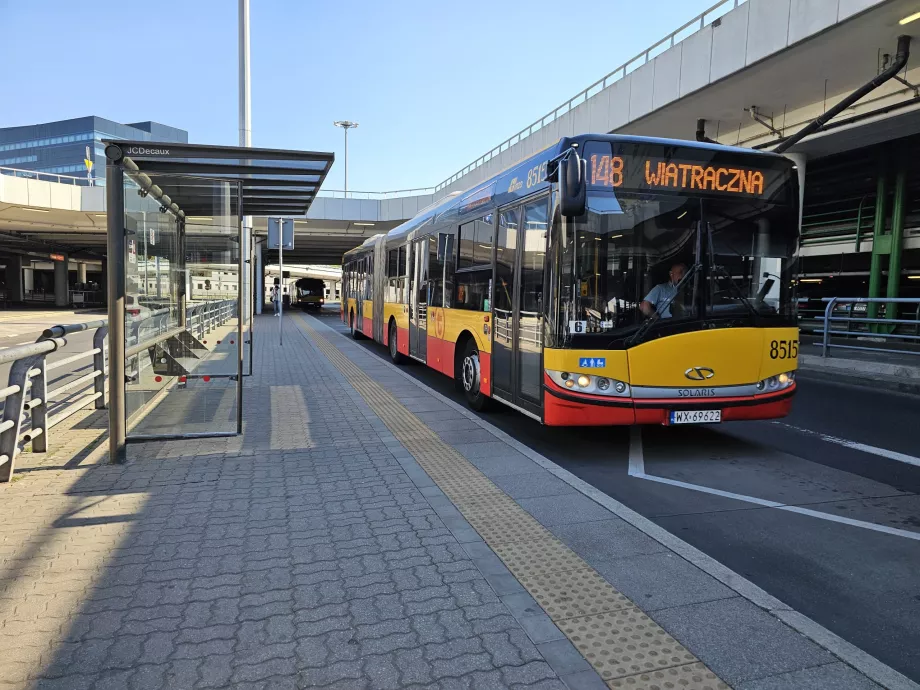 Linha de autocarro 148 em frente ao átrio de chegada