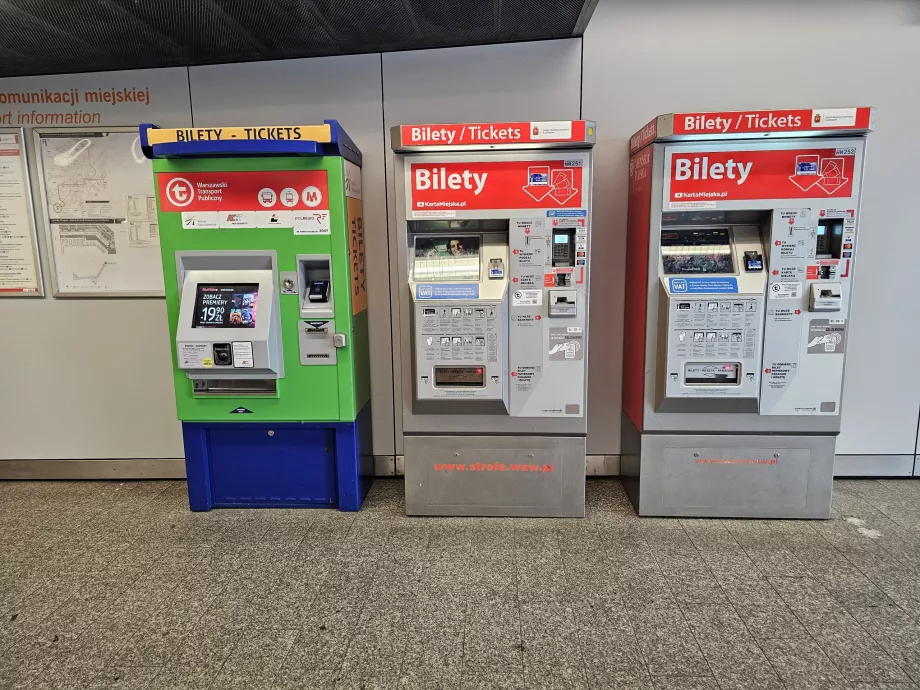 Máquinas de venda automática de bilhetes na estação de comboios (à esquerda para a linha RL, à direita para as linhas S-SKM)