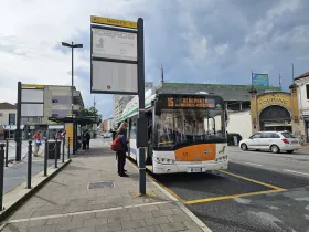 Paragem de autocarro 15 para o aeroporto em frente à estação de Mestre